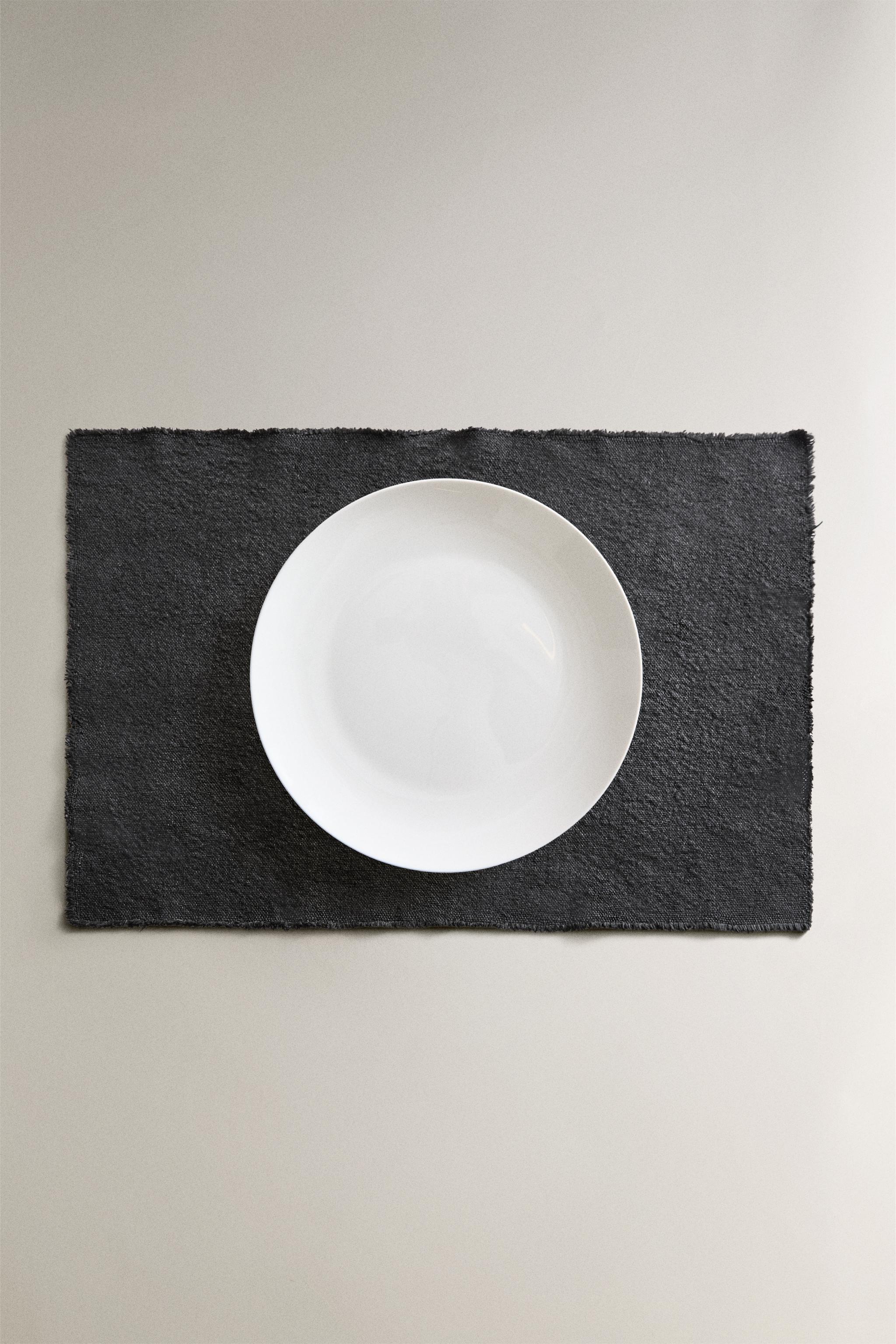 LINEN PLACEMAT WITH FRAYED EDGE